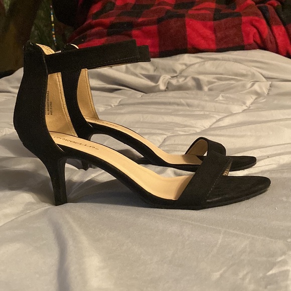 Black high heels with toe show, and one strap - Picture 2 of 4